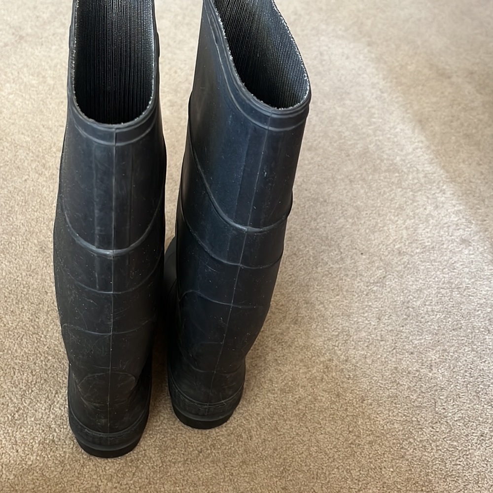 Serves rain boots - Picture 5 of 5